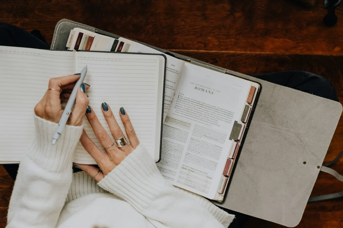 Mãos fazendo anotações em um caderno