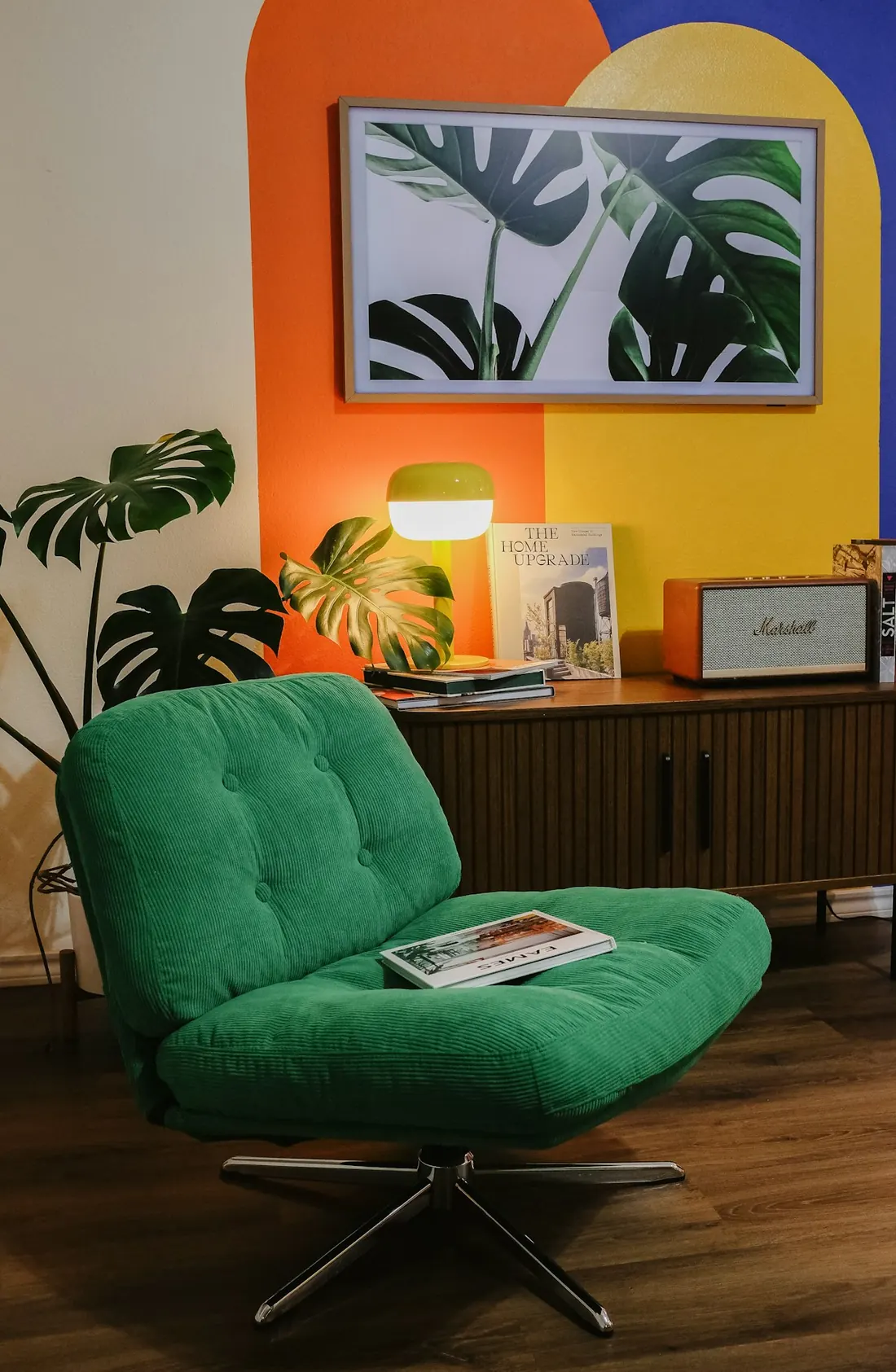 Poltrona verde em um consultório com plantas e luz quente